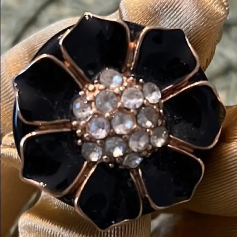 Simply stunning navy blue with gold colored trim and crystals flower ring EUC